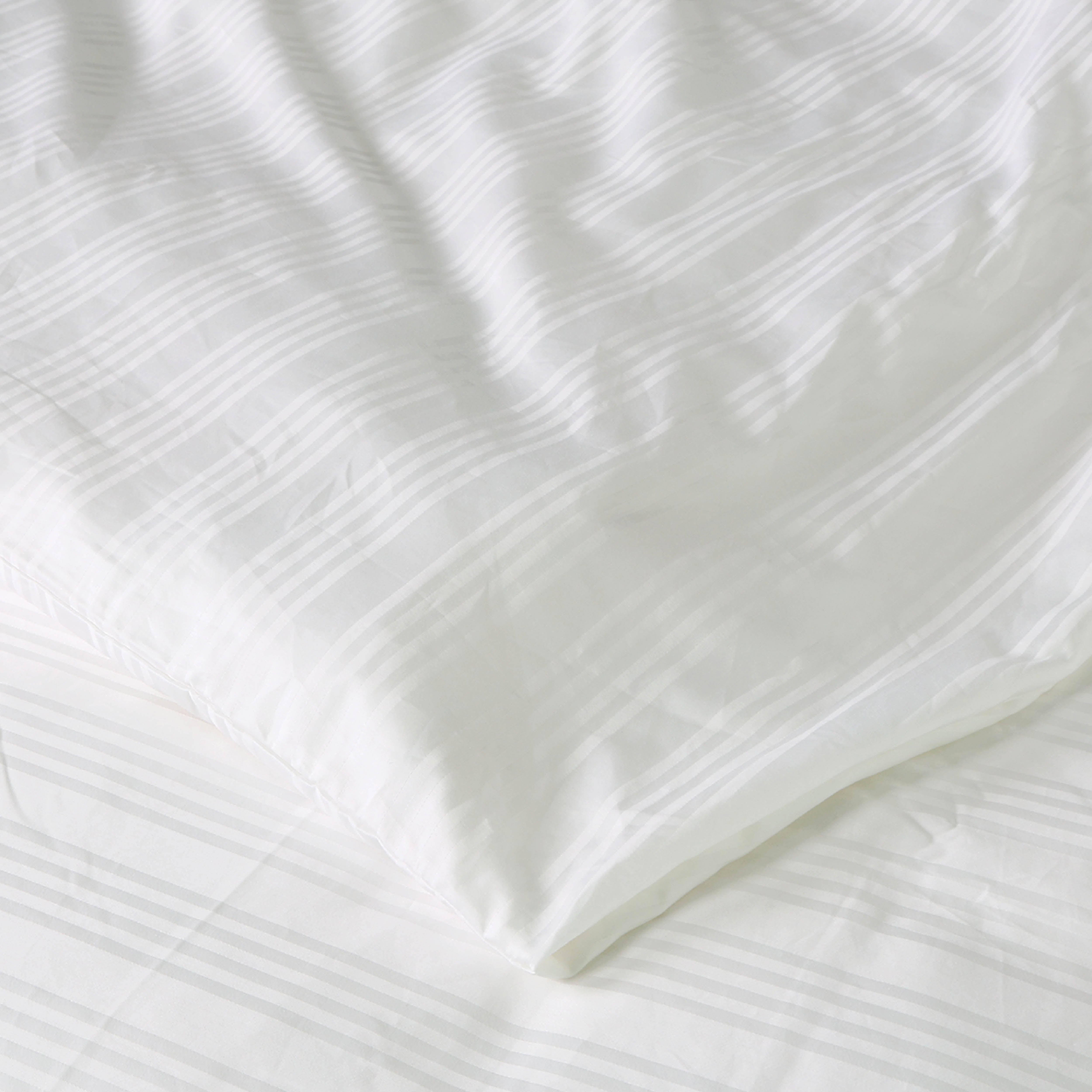 Family Home Hotel Living Duvet Cover (Triple Line White) - Twin